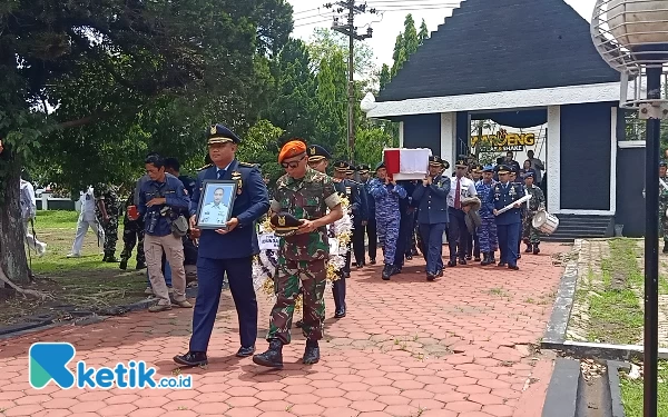 Thumbnail Berita - 3 Jenazah Perwira TNI AU Korban Pesawat Jatuh, Dikebumikan di Taman Makam Pahlawan Kota Malang