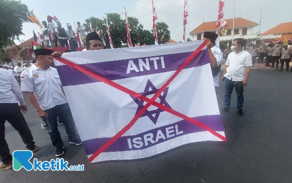 Foto Atribut bentuk protes terhadap pendudukan Israel di Palestina. (Foto: Husni Habib/Ketik.co.id)