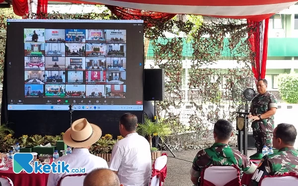 Foto Pangdam V/Brawijaya Mayjen TNI Farid Makruf memaparkan potensi ternak sapi dan pertanian jagung dari Sumenep.