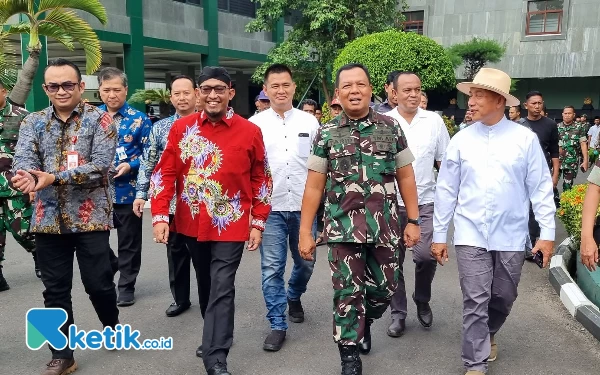 Foto Prosesi pelepasan truk kontainer jagung silase dari Sumenep ke Korea Selatan di Makodam V/Brawijaya.