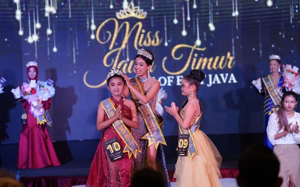 Foto Pemasangan selempang Nazlya Naura sebagai Miss Cilik Jawa Timur 2023 (Foto: dokumen pribadi)