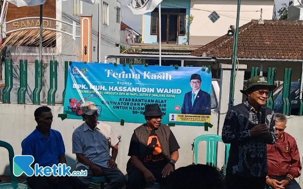 Foto Sekjen DPP PKB Muhammad Hasanudin Wahid menyampaikan sambutan penyerahan bantuan Alsintan di Kantor DPC PKB Kota Batu, Sabtu (18/11/2023). (Foto: Sholeh/ketik.co.id)