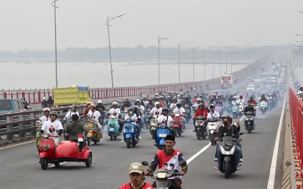 Foto Ribuan pendukung Mahfud MD yang memenuhi Jembatan Suramadu.(Foto: Dok. PDIP)