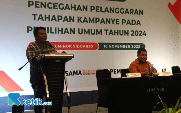 Foto Koordinator Divisi Penanganan Pelanggaran dan Data Informasi Badan Pengawas Pemilu (Bawaslu) Sidoarjo Moch. Arief  membuka sosialisasi pencegahan pelanggaran tahapan kampanye Pemilu 2024 di Hotel Luminor Sidoarjo. (Foto: Fathur Roziq/Ketik.co.id)