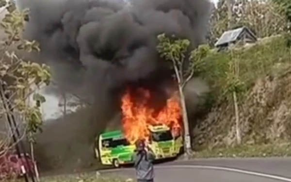 Dugaan Penyebab Kebakaran Mobil Elf Rombongan Wisatawan Asal Ponorogo di Jalur Plaosan Usai Liburan di Telaga Sarangan