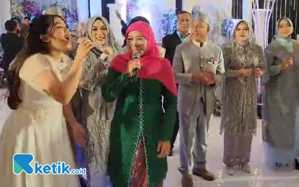 Thumbnail Berita - Momen Gubernur Khofifah Nyanyi 'Ikan Dalam Kolam' di Pernikahan Putra Ketua Kwarda Jatim