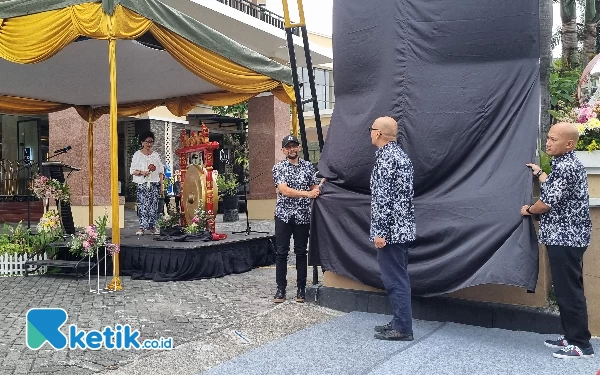 Foto Pemukulan gong dan penarikan tirai secara resmi menandai pergantian nama hotel (Foto: Fajar Rianto)