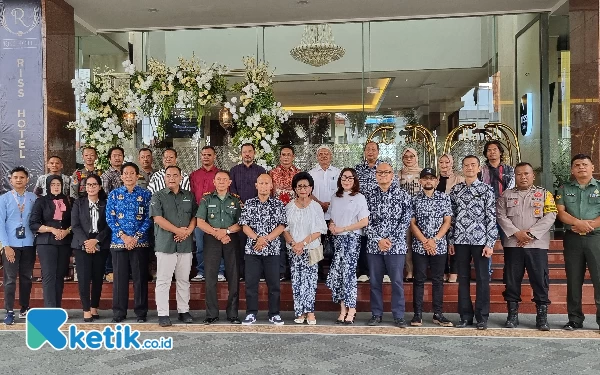 Foto Jajaran Direksi, Managemen, Karyawan dan tamu undangan Riss Hotel Malioboro foto bersama usai prosesi penggantian nama hotel (Foto: Fajar Rianto)