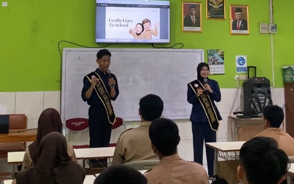 Foto Oriza Dian Lestari sosialisasi Duta Genre Karawang di sekolah-sekolah (Foto: dokumen pribadi)