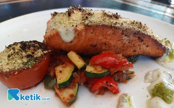 Foto Chargrilled Salmon Fillet menjadi salah satu menu utama dari Artotel TS Suites Surabaya, Selasa (21/11/2023). (Foto: Khaesar/Ketik.co.id)