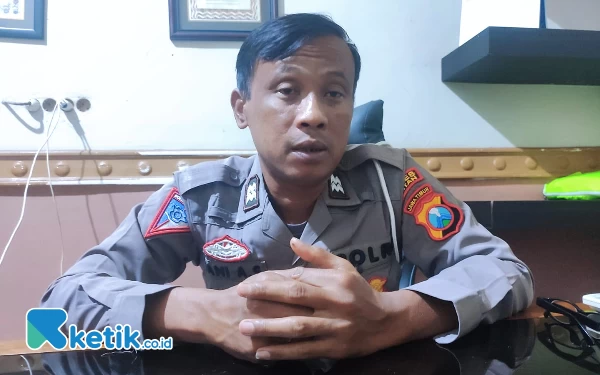 Foto Kanit Gakkum (Kepala Unit Penegakan Hukum) Polres Pacitan, Aiptu Yani Agus Susanto saat diwawancarai. (Foto: Al Ahmadi/Ketik.co.id)