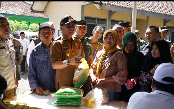 Emak-Emak Serbu Operasi Pasar Murah Pemprov Jatim di Tamanan Bondowoso