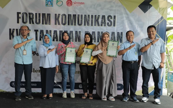 Foto Penyerahan sertifikat kepada tiga perwakilan KWT kelas pemula. (Foto: Humas Sleman)