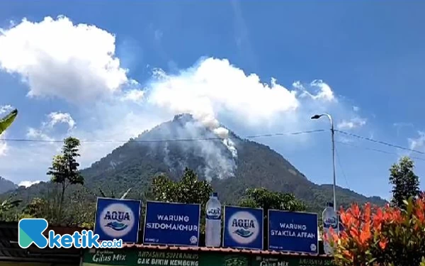 Thumbnail Berita - 55 Petugas Diterjunkan untuk Padamkan Kebakaran Lereng Gunung Panderman