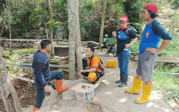 Thumbnail Padamkan Kebakaran Lereng Gunung Panderman Kota Batu, Petugas Terkendala Medan Terjal