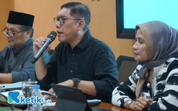 Foto Kepala Bapperida Kab Bandung Erwin Rinaldi saat Kick Off Meeting RPJPD 2025-2045 di Kntor Bapperida Kab Bandung, Rabu (22/11/23). (Foto:Iwa/Ketik.co.id)