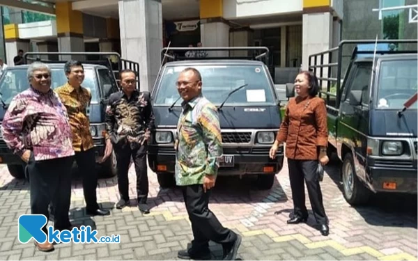 Foto Kakanwil DJP Jawa Timur II Agustin Vita Avantin (kanan) bersama Direktur Penegakan Hukum Direktorat Jenderal Pajak Eka Sila Kusna Jaya, dan jajaran Kanwil Dirjen Pajak Jawa Timur menunjukkan sebagian kendaraan bermotor yang dilelang serentak pada Kamis (23/11/2023). (Foto: Fathur Roziq/Ketik.co.id)