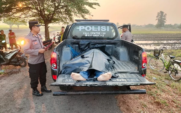 Foto Petugas Kepolisian Polsek Krembung saat mengevakuasi jenazah korban. (Foto:Polsek Krembung for ketik.co.id)