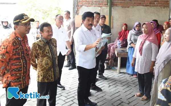 Foto Menteri Agraria dan Tata Ruang/Kepala BPN Hadi Tjahjanto (tengah) bersama Gus Muhdlor (kiri) berdialog dengan warga korban lumpur asal Desa Renokenongo, Kecamatan Porong, yang kini tinggal di Desa Kedungsolo, Kecamatan Porong. (Foto: Dinas Kominfo Sidoarjo)