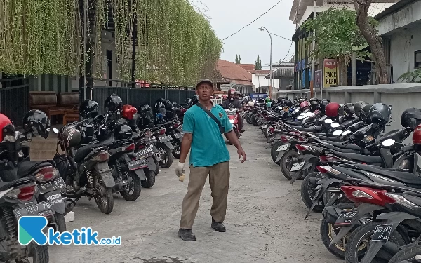 Foto Ainul Fuat saat bertugas sebagai Jukir di RSUD Jombang (23/11/2023). (Foto: Rifat/Ketik.co.id)