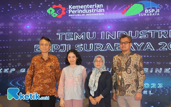 Foto Dari kiri; Narasumber Dr. Sri Bimo Pratomo, ST,
Budi Setiawan, ST, MM, Sukarmini S.Kom, M.Ap, moderator dan Budi Setiawan, ST, MM. (Foto: Sumarno/Ketik.co.id)