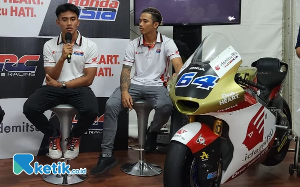 Foto Mario Aji dan Somkiat Chantra saat diumumkan jadi duet HTA di Moto2 2024 di sirkuit Mandalika, Lombok Tengah, NTB (14/10/2023)./(Foto: Naufal/Ketik.co.id)