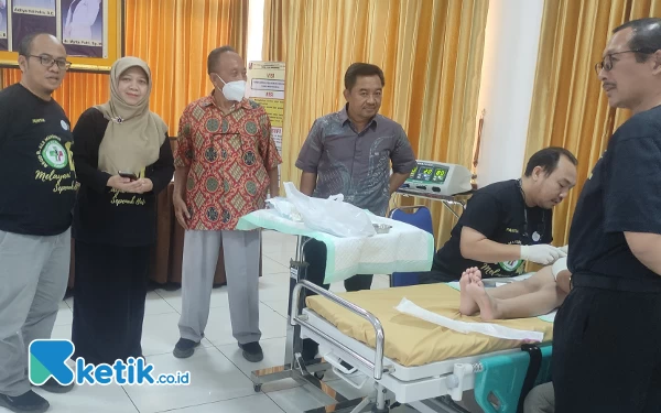 Foto Sekdinkes P2KB Tuban dr.Atiek Supartiningsih, Direktur Ali Manshur dr.Roikan, Ketua PMI Tuban dr. Bambang Priyo Utomo (25/11/2023) (Foto Ahmad Istihar/Ketik.co.id)