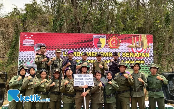 Foto Salah satu kontingen foto bersama pembina, pelatih,  pendamping dan IARMI.    (foto: Sutejo/ketik.co.id)