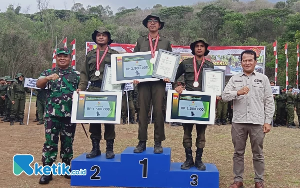 Foto Juara menembak senapan putra diapit Pangdam V/Brawijaya dan Kepala ESDM Jatim.  (foto:  Sutejo/ketik.co.id)