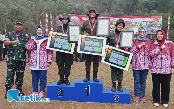 Foto Juara halang rintang putri bersama Pangdam dan ibu Persid Kodam V . (foto:  Sutejo/ketik.co.id)