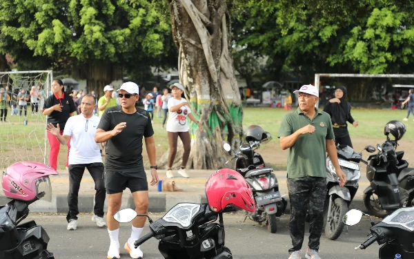 Foto Danang Maharsa (kaos hitam) dan Kadishub Sleman Arif Permana (kaos hijau) bersemangat mengikuti senam di CFD ( Foto: Humas Pemkab Sleman)