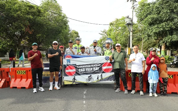 Foto Foto bersama didepan rambu-rambu rekayasa lalu lintas (Foto: Humas Pemkab Sleman)