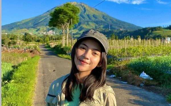 Foto Pose Dea Shifa Savira depan gunung (Foto: dokumen pribadi)