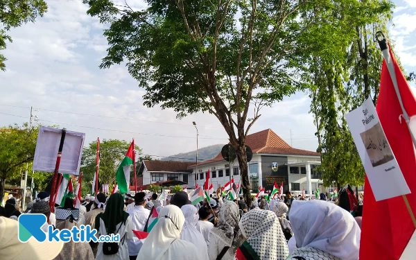 Foto Massa aksi melakukan long march melintasi depan Pendopo Pacitan. (Foto: Al Ahmadi/Ketik.co.id)