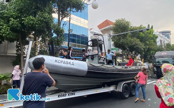 Foto Alutista yang dipamerkan di Jalan Tunjungan Surabaya. (Foto: Shinta Miranda/Ketik.co.id)