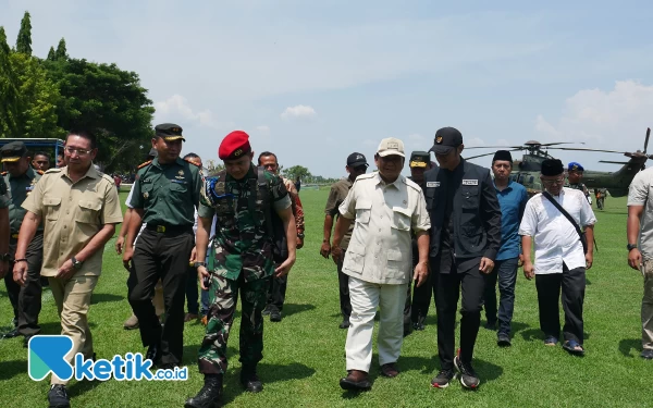 Foto Menteri Pertahanan RI Prabowo Subianto bersama rombongan saat kunjungan kerja di Kabupaten Tuban, Jawa Timur (26/11/2023)(Foto Ahmad Istihar/Ketik.coid)