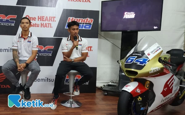 Foto Mario Aji dan Somkiat Chantra saat diumumkan jadi duet HTA di Moto2 2024 di sirkuit Mandalika, Lombok Tengah, NTB (14/10/2023)./(Foto: Naufal/Ketik.co.id)