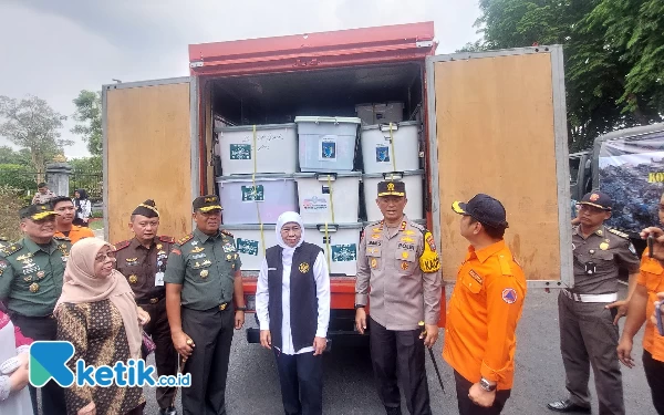 Foto Gubernur Khofifah meninjau bantuan yang akan dikirimkan ke Palestina.(Foto: Husni Habib/Ketik.co.id)