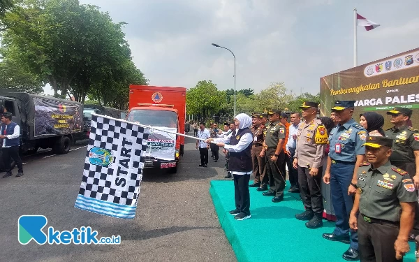 Thumbnail Berita - Solidaritas Terhadap Palestina, Pemprov Jatim Kirimkan 81 Truk Bantuan