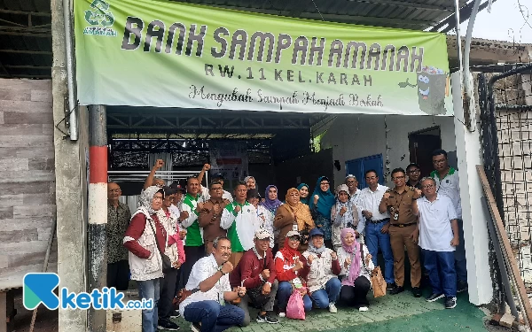 Foto Warga RW 11 saat ada di Bank Sampah Amanah untuk mengikuti Lomba KSH. (Foto: Shinta Miranda/Ketik.co.id)