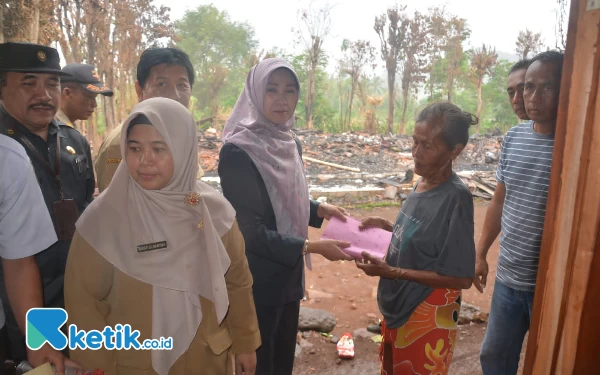 Peduli Korban Kebakaran, Pemkab Bondowoso Beri Bantuan Bagi Keluarga di Desa Klabang