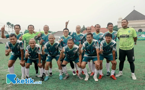 Foto Cak Imin (tengah belakang) berfoto bersama para legenda Persebaya di Lapangan Rewwin, Waru, Sidoarjo, pada Selasa (28/11/2023). Ada Mat Halil, Jatmiko, Samsul Arifin, dan lain-lain. (Foto: Tim Pemenangan AMIN Jatim)