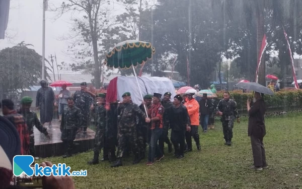 Thumbnail Berita - Diguyur Hujan, Ribuan Warga Iringi Pemakaman Mantan Wali Kota Batu Eddy Rumpoko