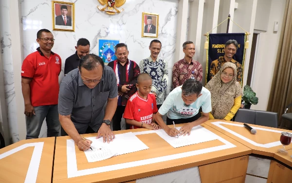 Foto Penandatanganan Berita Acara Klarifikasi dan Evaluasi pelaksanaan POPKAB Sleman Cabang Olahraga Akuatik. (Foto: Humas Pemkab Sleman)