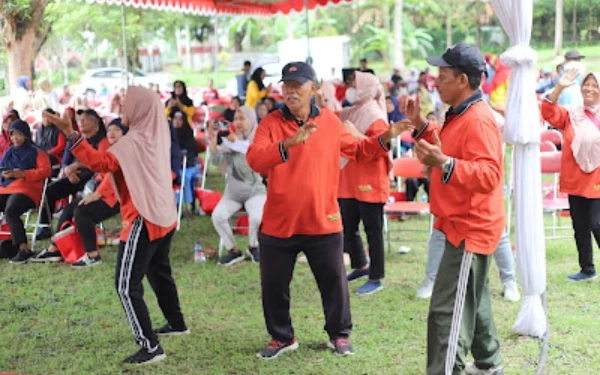 Foto Peserta kegiatan peringatan Hari Lanjut Usia Nasional (HLUN) 2023 tengah berjoget bersama. (Foto: Pemkab Sleman)