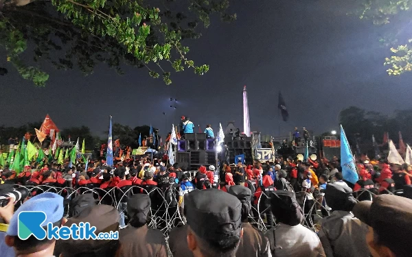 Thumbnail Berita - Kawal Penetapan UMK, 20 Ribu Massa Penuhi Kantor Gubernur Jawa Timur