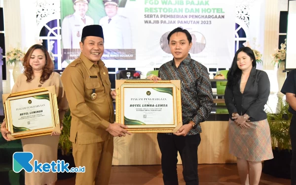 Foto Wakil Bupati Sidoarjo H Subandi SH memberikan penghargaan kepada wajib pajak panutan untuk kategori hotel di Sidoarjo. (Foto: BPPD Sidoarjo)