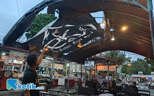 Pasar Sawo Pacitan Memprihatinkan, Atap Terop Compang-camping Tak Kunjung Diperbaiki
