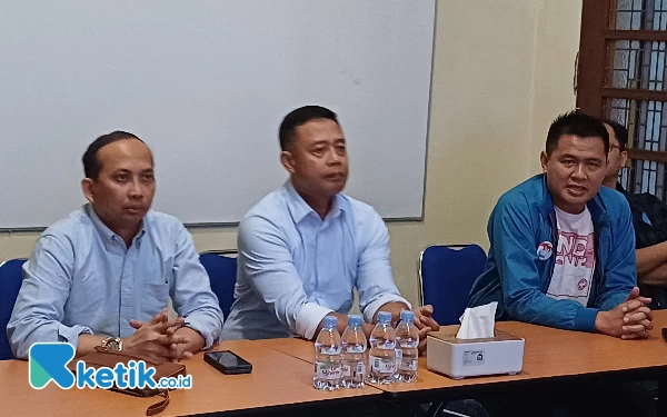 Foto Tim Kampanye Daerah (TKD) Jatim Prabowo Gibran saat presconfrance di posko Pemenangan di Jalan Diponegoro no 9 Surabaya, Sabtu (2/12/2023). (Foto: Khaesar/Ketik.co.id)