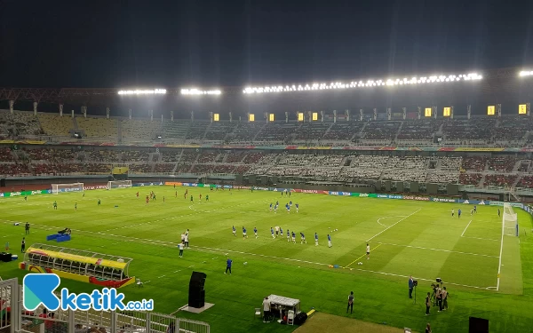 Foto Suasana salah satu pertandingan Piala Dunia U-17 2023 di stadion GBT Surabaya. (Foto: Husni Habib/Ketik.co.id)